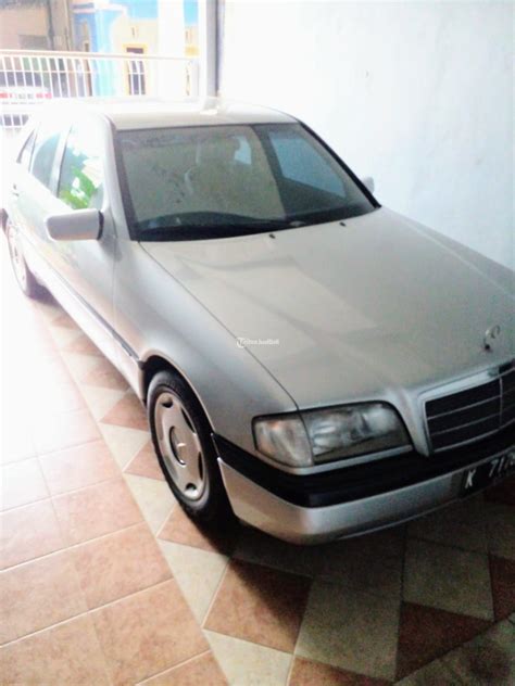mobil mercedes benz     warna silver metalic bekas