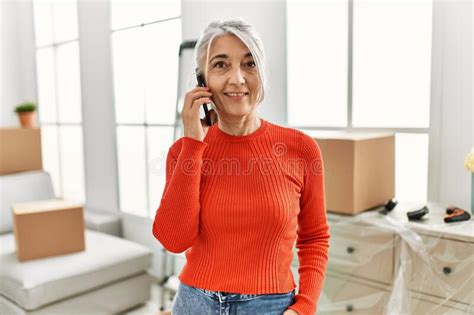 Mujer De Mediana Edad De Cabello Gris Sonriendo Confiada Hablando En El