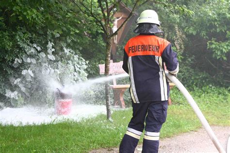 Feuerwehr L Scht Brand In Kleingartenanlage Tiefenlachen In Peiting