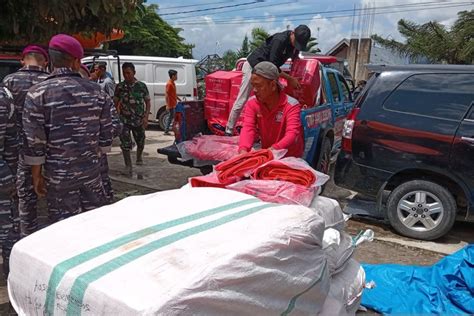 Kemensos Salurkan Bantuan Logistik Kepada Korban Banjir Bandang Sumbar