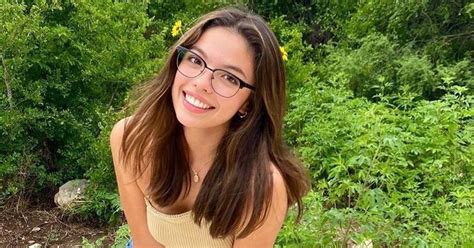 La hija de Gustavo Ángel El Temerario muestra su belleza y delgada cintura en un bikini verde neón