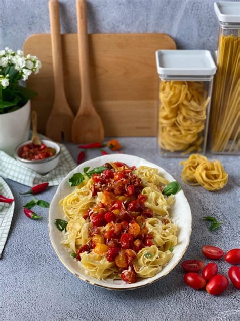 Nidos De Pasta Con Salsa Amatriciana