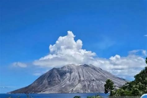 Status Aktivitas Gunung Ruang Turun Dari Siaga Ke Waspada Pvmbg Masih