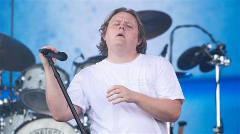 Extraordinarily Moving Crowd Helps Lewis Capaldi Sing During