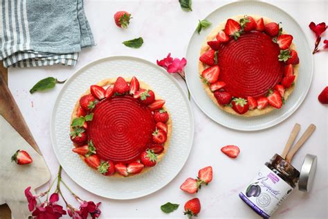 Crostata Moderna Con Gel E Di Fragole E Prugnata Monter