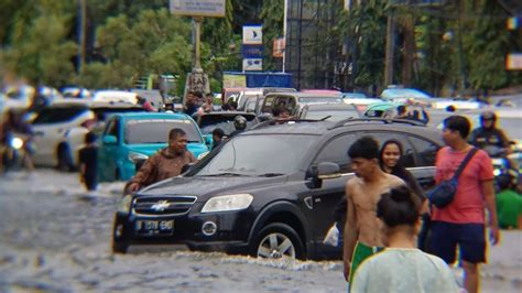 Foto Situasi Makassar Dikepung Banjir