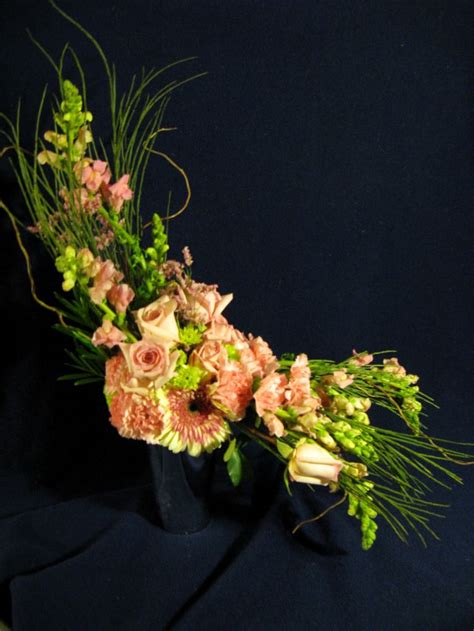 asymmetrical flower arrangement | Cam hoa | Pinterest