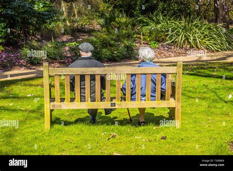 Vieilles Personnes Assises Sur Un Banc Banque De Photographies Et D