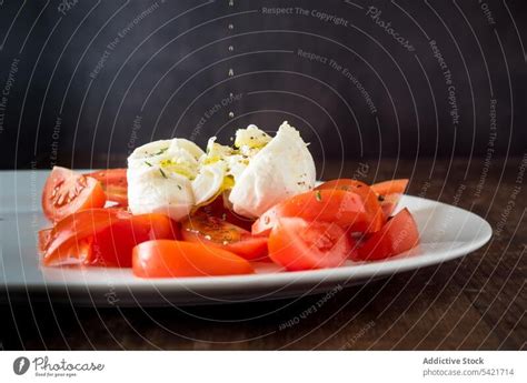 Gebratene Hühnerbrust mit Gemüse und grünem Salat Käsewürfel auf dem