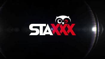 Une brune asiatique maigre est prête pour la baise de chatte XVIDEOS