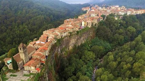 El espectacular pueblo catalán que combina un acantilado montañas y