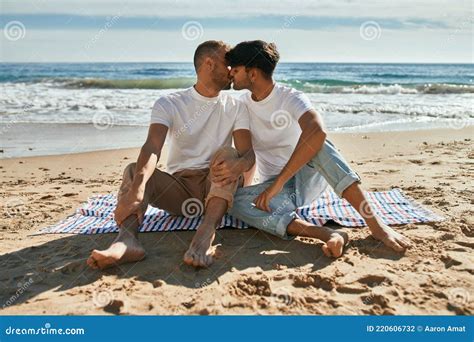 Joven Pareja Gay Bes Ndose Sentado En La Playa Foto De Archivo Imagen De Gente Alegre