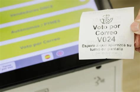 Suplanta la identidad de una compañera de trabajo para votar por correo