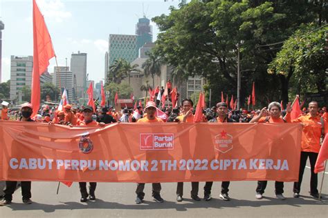 Buruh Gelar Demo Tolak Perppu Cipta Kerja