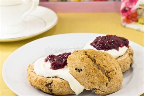 Scones Ingleses Del Trigo Integral Con Té Foto de archivo Imagen de