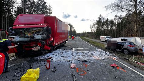 Schrecklicher Unfall Bayern Mittelfranken Auto Gegen Lastwagen