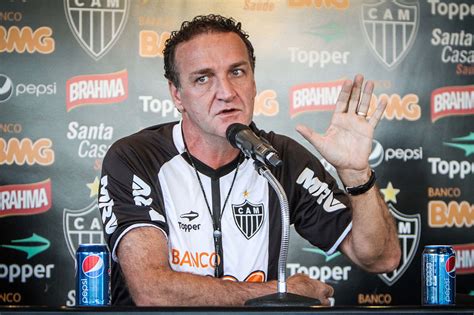 Cuca admite queda no rendimento do Atlético MG e de Ronaldinho Gaúcho