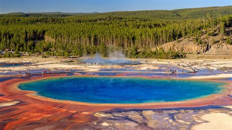 See Clueless Tourists Run Right Along The Edge Of Yellowstone S Biggest