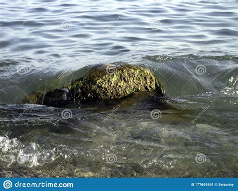 Ondas Fracas Lavam Suavemente As Pedras Deitadas No Fundo Superficial