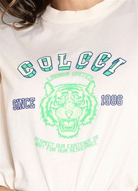 T Shirt Confeccionada Em Malha Modelagem Ampla Gola Em Ribana E