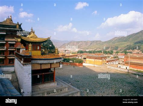 China La Vista Desde El Grand Gold Tile Temple Hall A Trav S Del