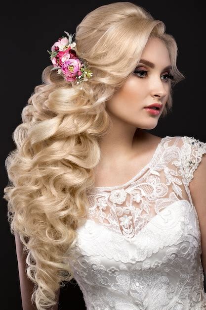 Coiffure D une Belle Fille Blonde En Robe De Mariée Photo Premium