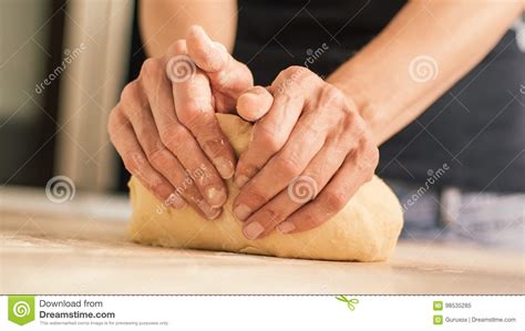 Las Manos De La Mujer Amasan La Pasta En La Tabla En Su Cocina Casera