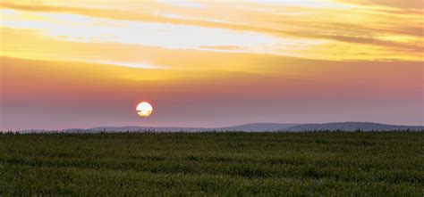 Hintergrundbilder Sonnenlicht Sonnenuntergang Hügel Himmel Feld