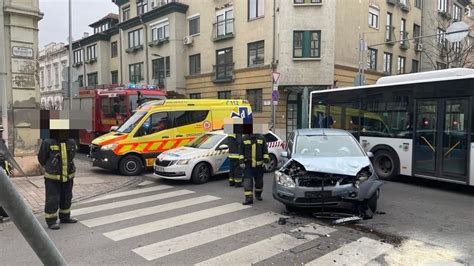 KISALFOLD Két autó ütközött Győrben a Jókai utcában fotók