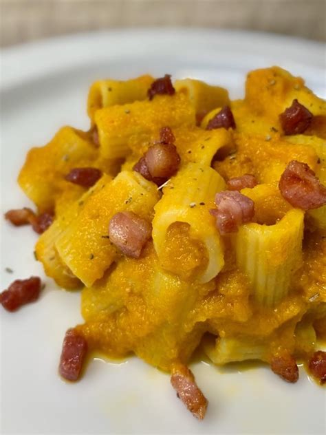 Mezze Maniche Alla Crema Di Zucca Con Zafferano E Pancetta Affumicata