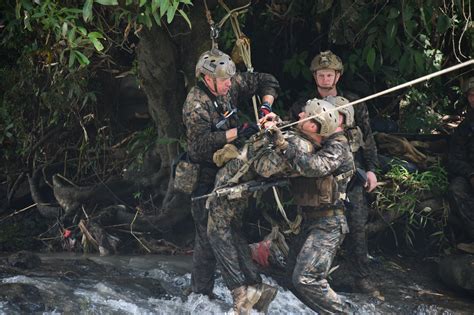 TAIFIB MARINIR DAN US MARINE FORCE RECON BERLATIH PENYEBERANGAN SUNGAI