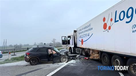 Incidente Stradale Sulla Bretella Ivrea Santhi Auto Contro Camion