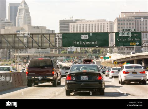 101 Freeway with traffic entering Los Angeles with sign for Hollywood ahead Stock Photo - Alamy