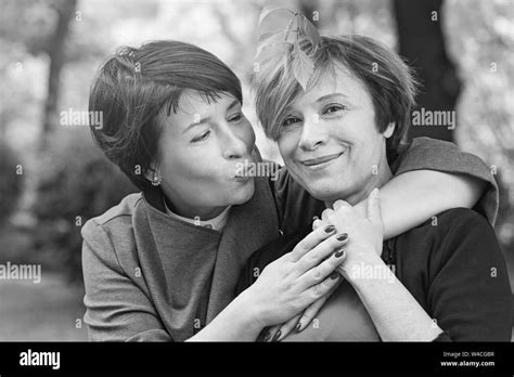 Mature Woman Outdoors Walking Banque D Images Noir Et Blanc Alamy