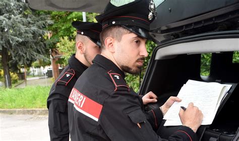 Dà in escandescenze in un locale e aggredisce due carabinieri arrestato