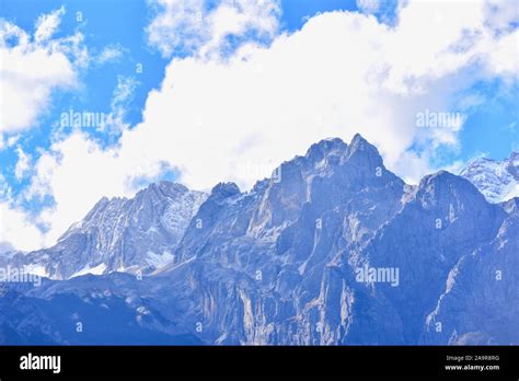 Jade Dragon Snow Mountain In Lijiang Yunnan Stock Photo Alamy