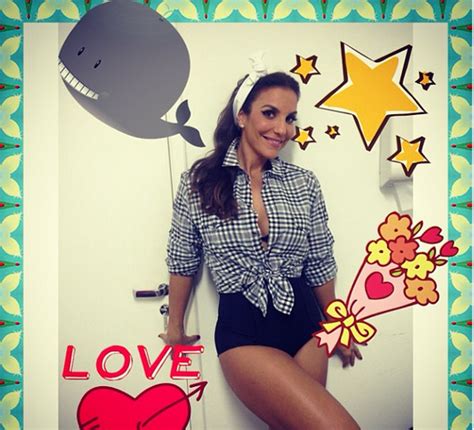 Ivete Sangalo Posa De Pin Up E Exibe As Belas Pernas Ofuxico