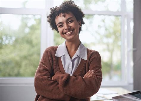 Retrato Frontal De Una Mujer Joven Y Bonita En El Cargo Foto Premium