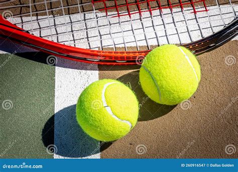 Cierre De Raquetas De Tenis Y Pelotas De Tenis En La Superficie De La