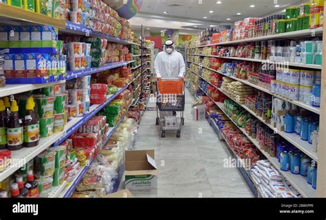 Hawalli Governorate Kuwait 22nd Mar 2020 A Man Buys Goods At A