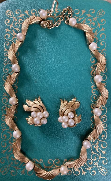 Vntg Trifari Gold Tone Faux Pearl Rhinestone Necklace Gem