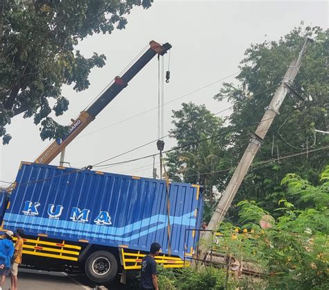 Foto Alat Berat Crane Evakuasi Truk Fuso Yang Tabrak Tiang Laa Krl