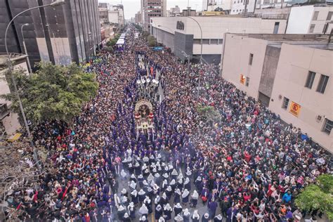 Señor De Los Milagros La Sagrada Imagen Realiza Su Segundo Recorrido Procesional Galería