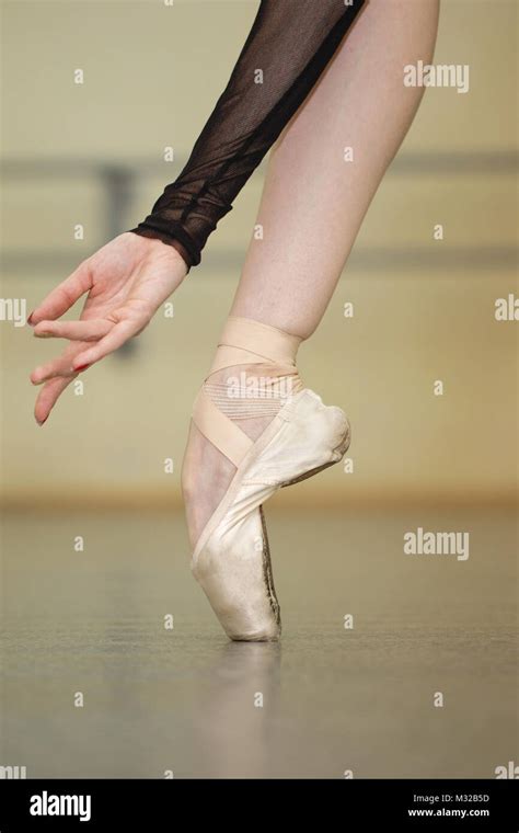 Ballerine Pied Dans Les Pointes Belle Main Gracieuse R P Tition