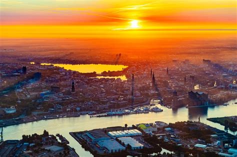 Luftbild Hamburg Sonnenaufgang über dem Stadtzentrum in der