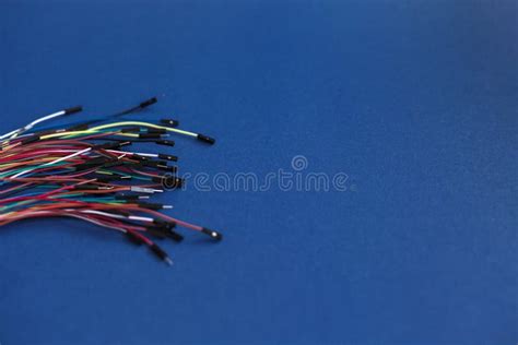 Тонкие пестротканые провода с соединителями, проводом Arduino на белой ...