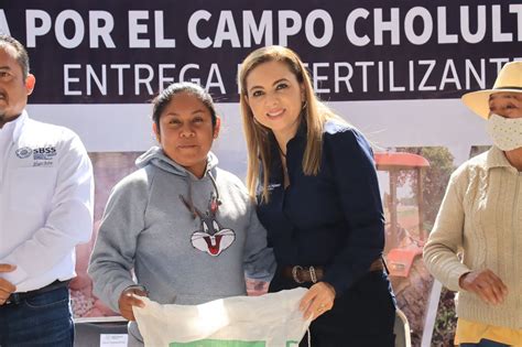 Paola Ang N Entrega Fertilizantes En San Pedro Cholula El Heraldo De