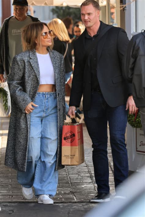 Galerie Foto Jennifer Lopez Cu Abdomenul La Vedere Al Turi De Noul