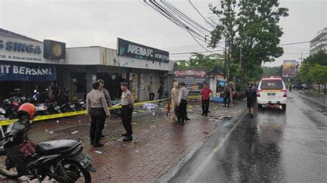 Unjuk Rasa Arek Malang Ricuh Kantor Arema Fc Dilempari Batu Dan Cat