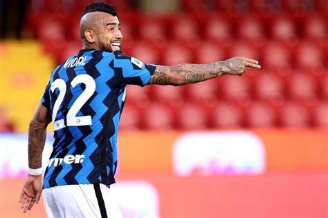 Italian Media Highlight Battle Between Inter S Arturo Vidal Ac Milan